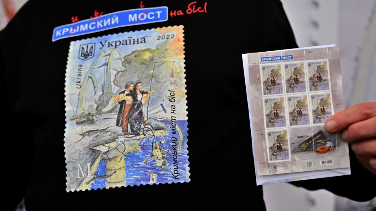 Ukrajinská pošta vydala novou známku k útoku na Kerčský most. Chce ji celý svět